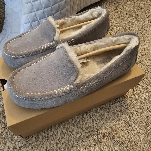UGG Gray Suede Moccasin Slippers - Womens Size 8 - Picture 1 of 9
